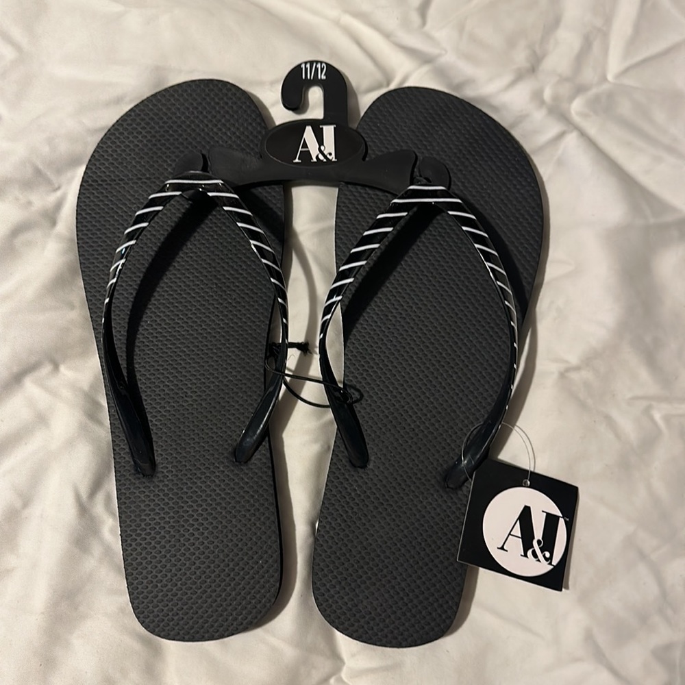 Nwt flip flops size 11
